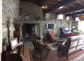 Una televisión de pantalla plana