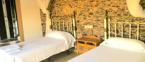 Superior Double Room, 1 Bedroom | Soundproofing, iron/ironing board, cots/infant beds, rollaway beds