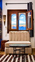 Ropa de cama de alta calidad y minibar 