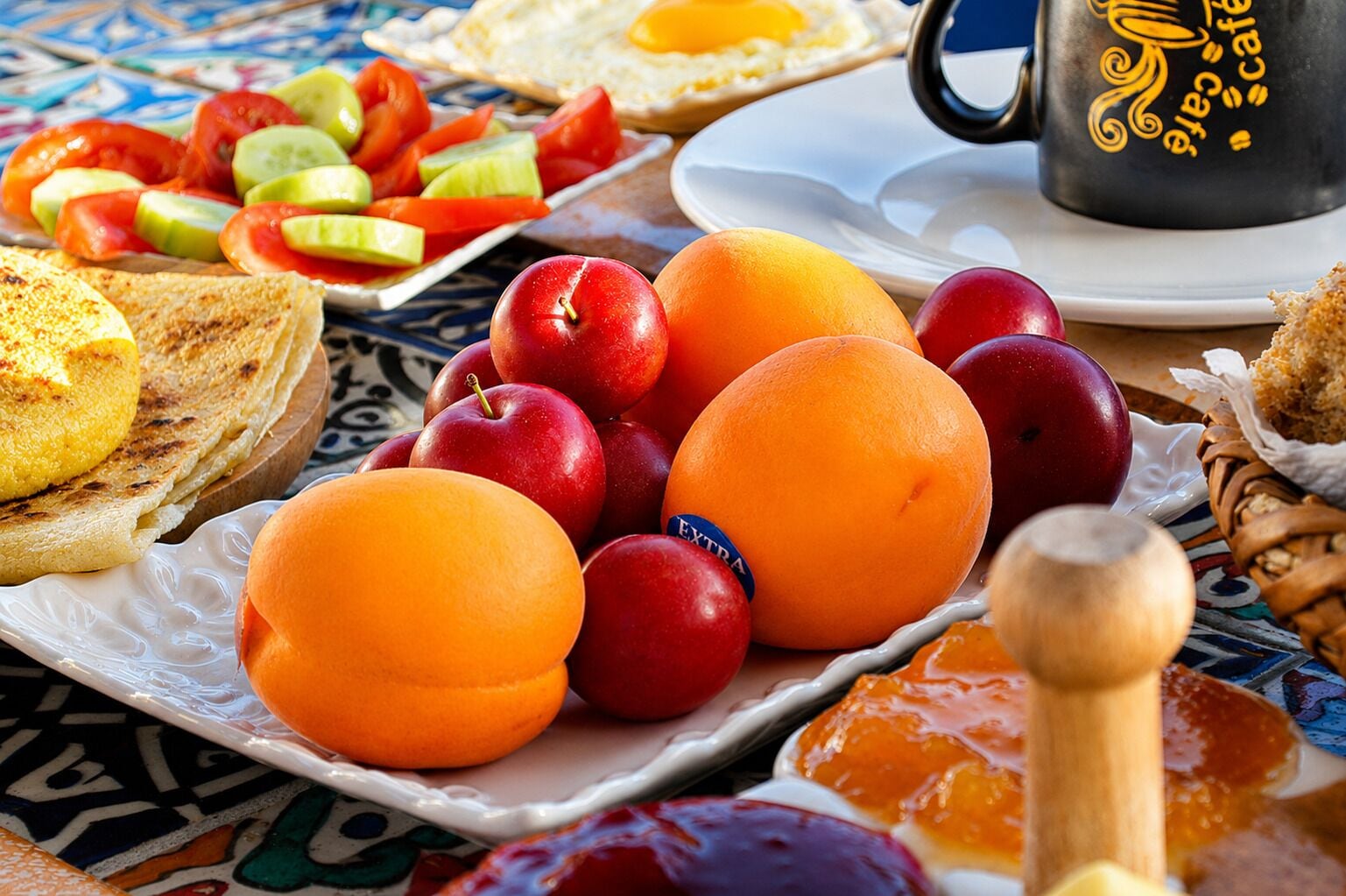 Desayuno con frutas, tostadas y una taza de café.
