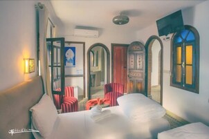 高级双人房 | 高档床上用品、迷你吧、客房内保险箱、免费婴儿床