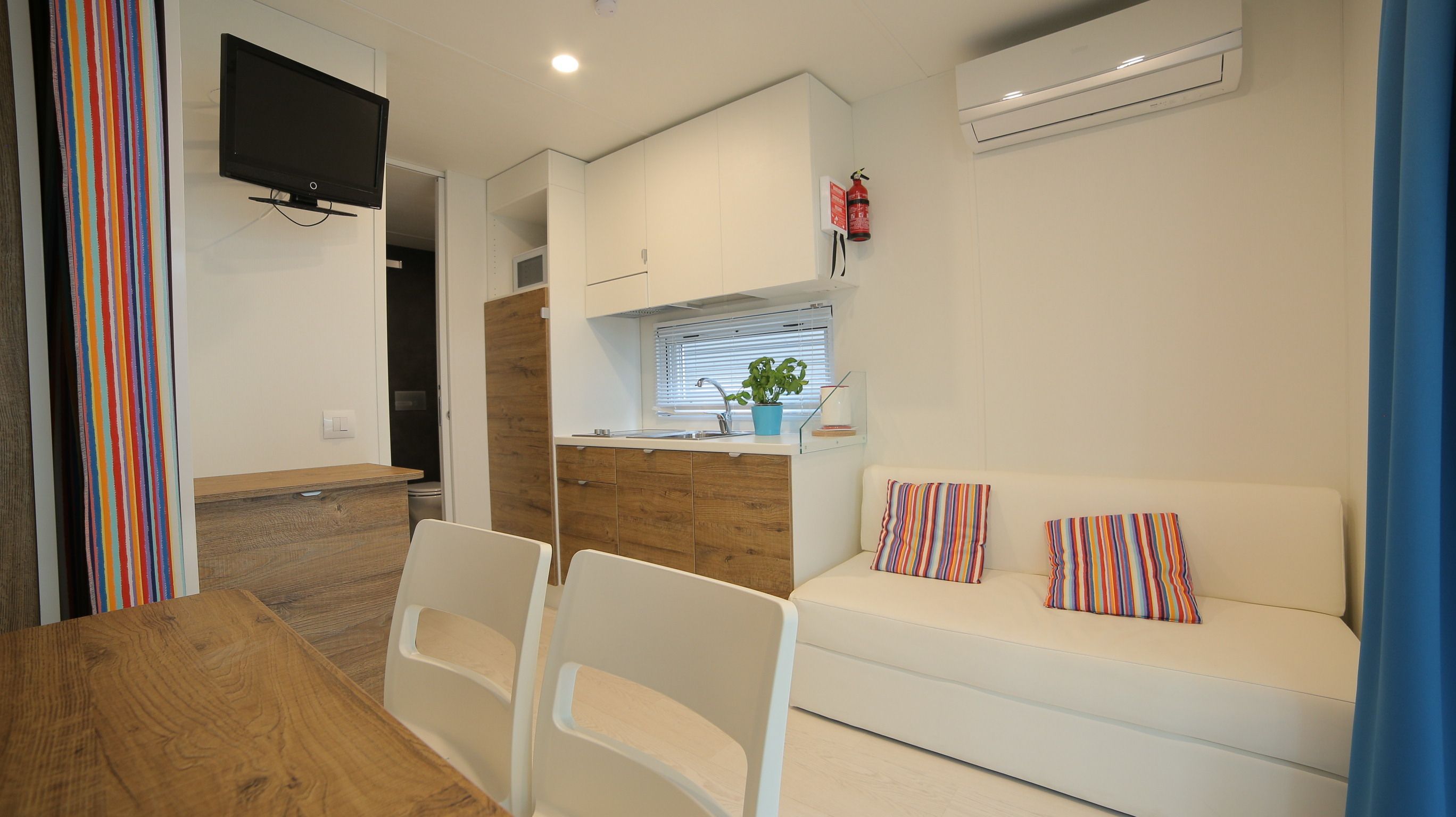 Mobile Home (2 adults) | Private kitchenette | Full-size fridge, microwave, stovetop, coffee/tea maker