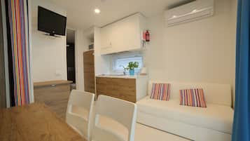 Mobile Home (2 adults) | Private kitchenette | Full-size fridge, microwave, stovetop, coffee/tea maker