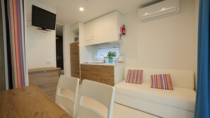 Mobile Home (2 adults) | Private kitchenette