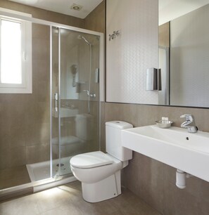 Habitación con 1 cama doble o 2 individuales | Baño | Ducha, secador de pelo, toallas y jabón