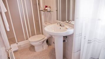 Double or Twin Room | Bathroom