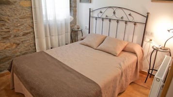 Rideaux occultants, chambres insonorisées, fer et planche à repasser