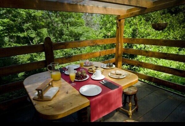 Petit déjeuner continental (8 EUR par personne)