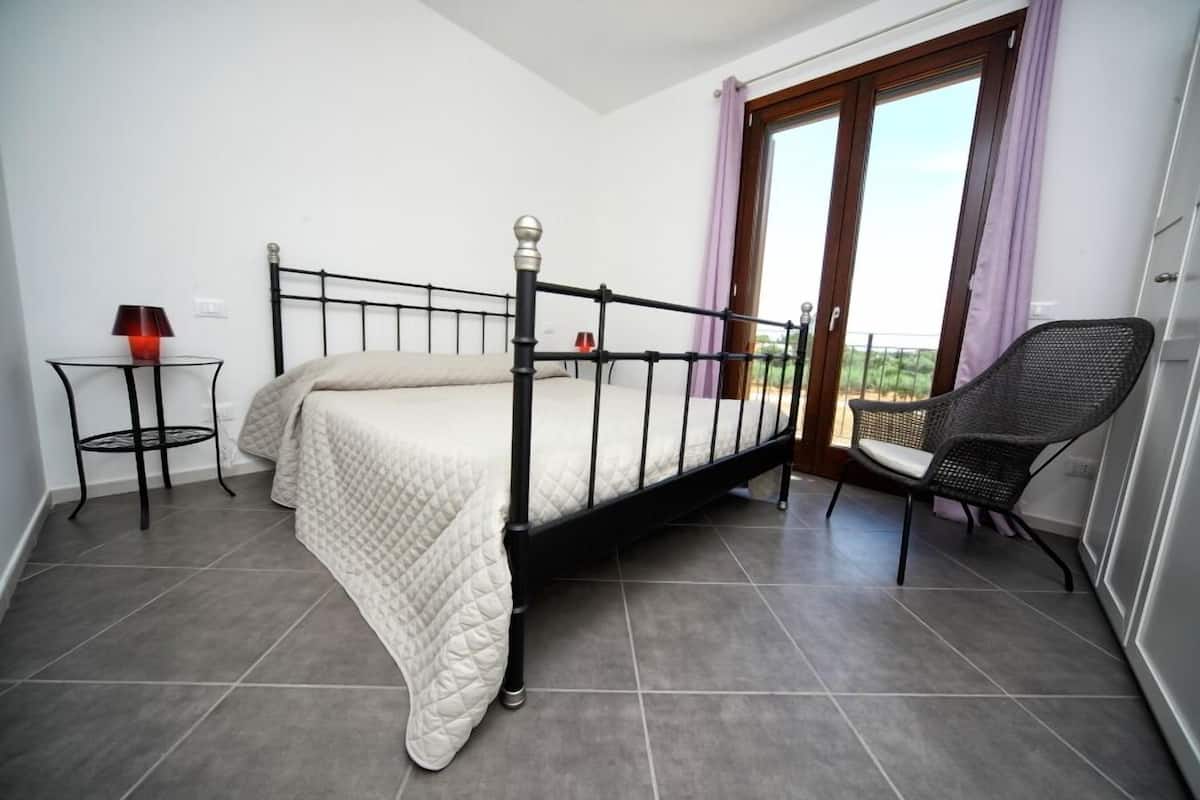 1 bedroom, Egyptian cotton sheets, premium bedding, down comforters