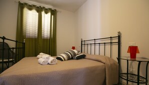 1 bedroom, Egyptian cotton sheets, premium bedding, down comforters