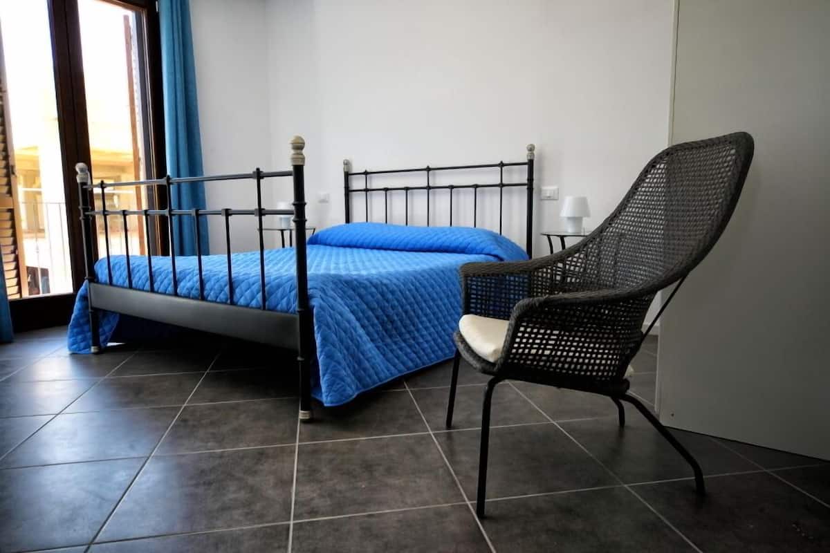 1 bedroom, Egyptian cotton sheets, premium bedding, down comforters