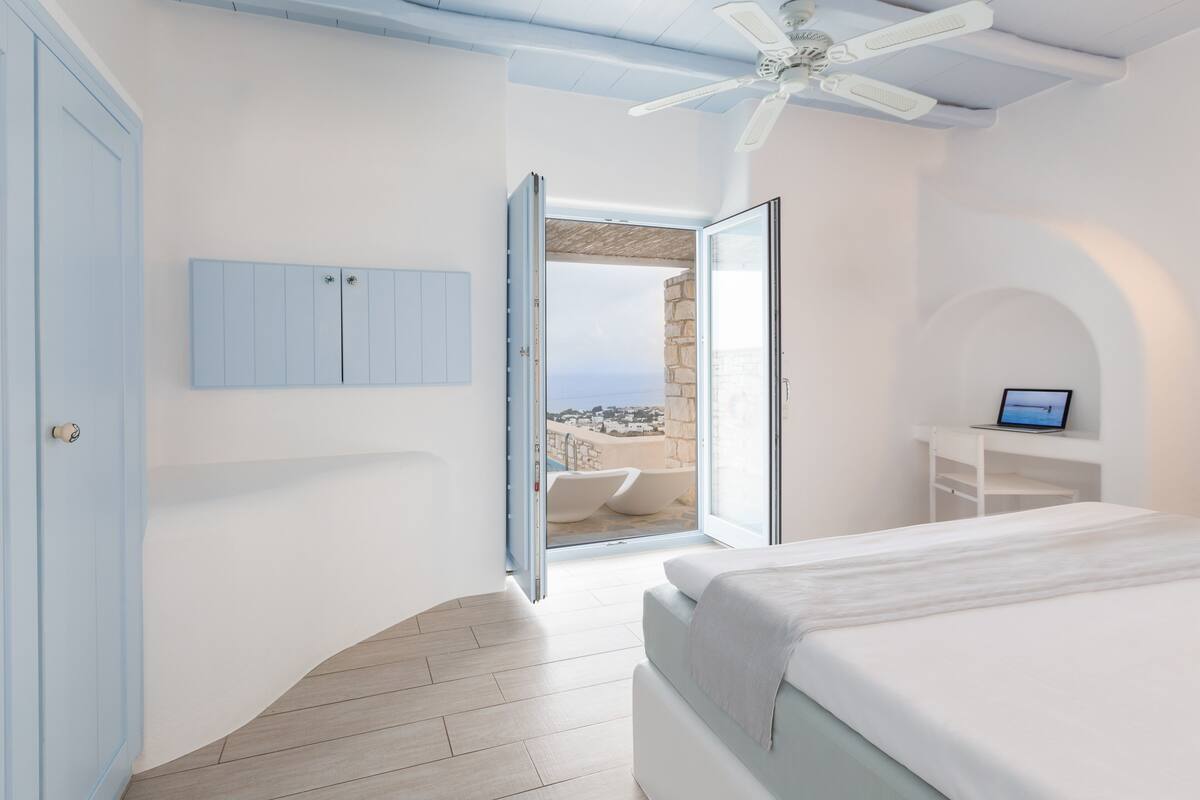 1 bedroom, premium bedding, minibar, in-room safe