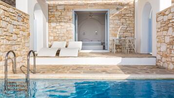 Premier Suite with Sea View & Private Pool | Roupas de cama premium, frigobar, cofres nos quartos, escrivaninha