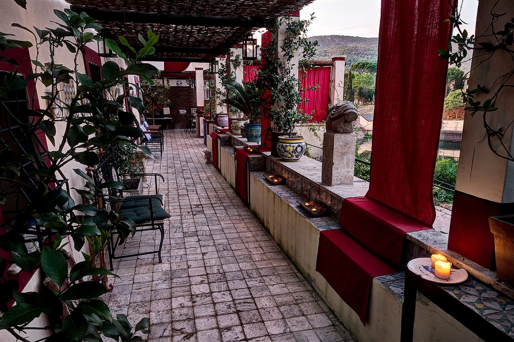 Familien-Suite, 2 Schlafzimmer, Terrasse, Flussblick | 1 Schlafzimmer, hochwertige Bettwaren, Minibar, Zimmersafe