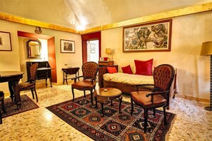 패밀리 스위트, 침실 2개, 테라스, 강 전망 | 거실 | 평면 TV