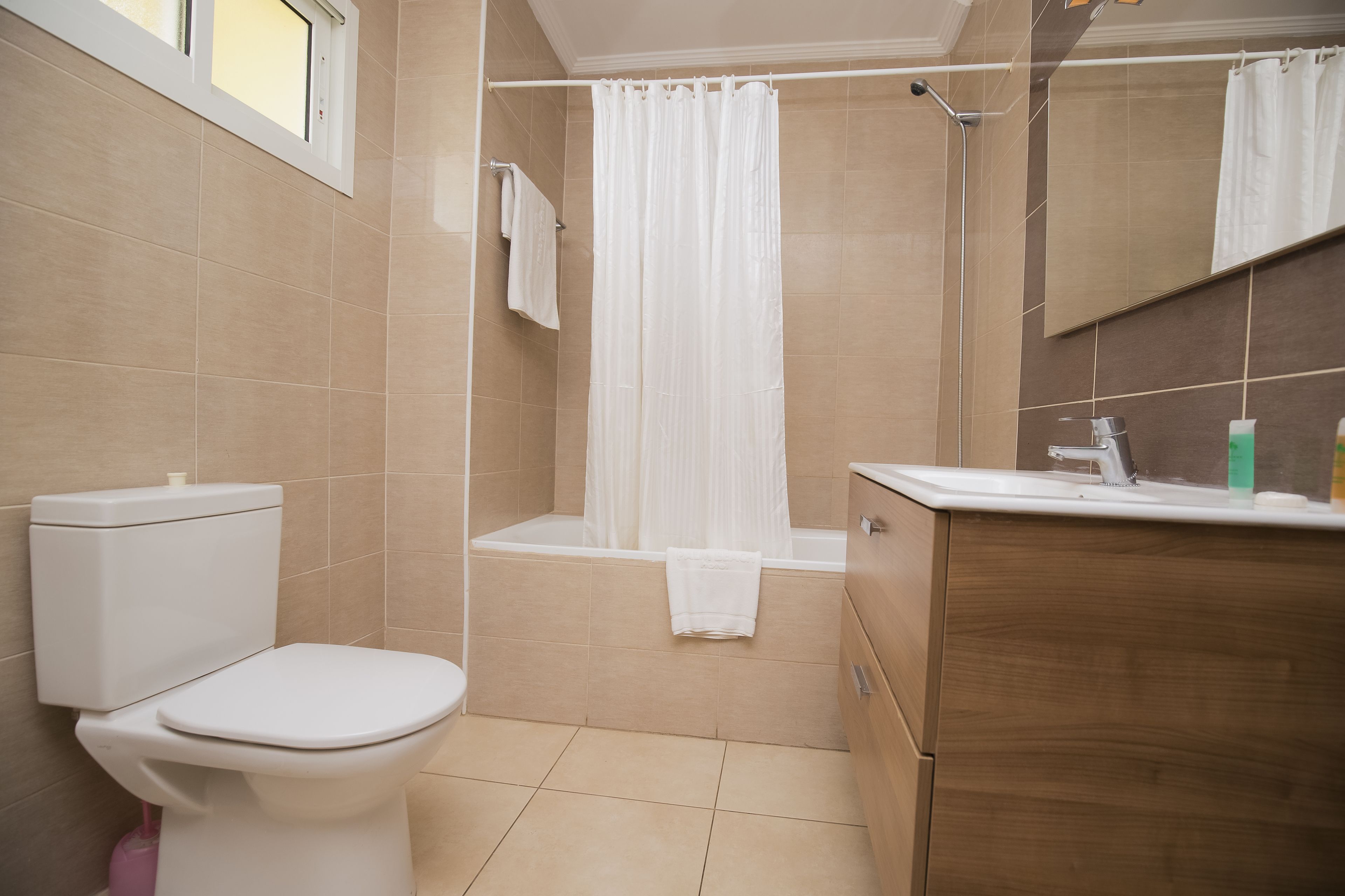 Ein Badezimmer mit Toilette, Badewanne und Waschtisch.