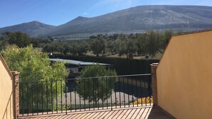A balcony with a view of a mountain and a river. - Hotel rural Llano Piña (Loja)