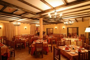 Breakfast, lunch and dinner served - Hotel rural Llano Piña (Loja)