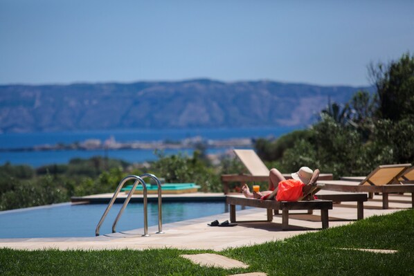 Outdoor pool - Agarathos Traditional Rooms (Kissamos)