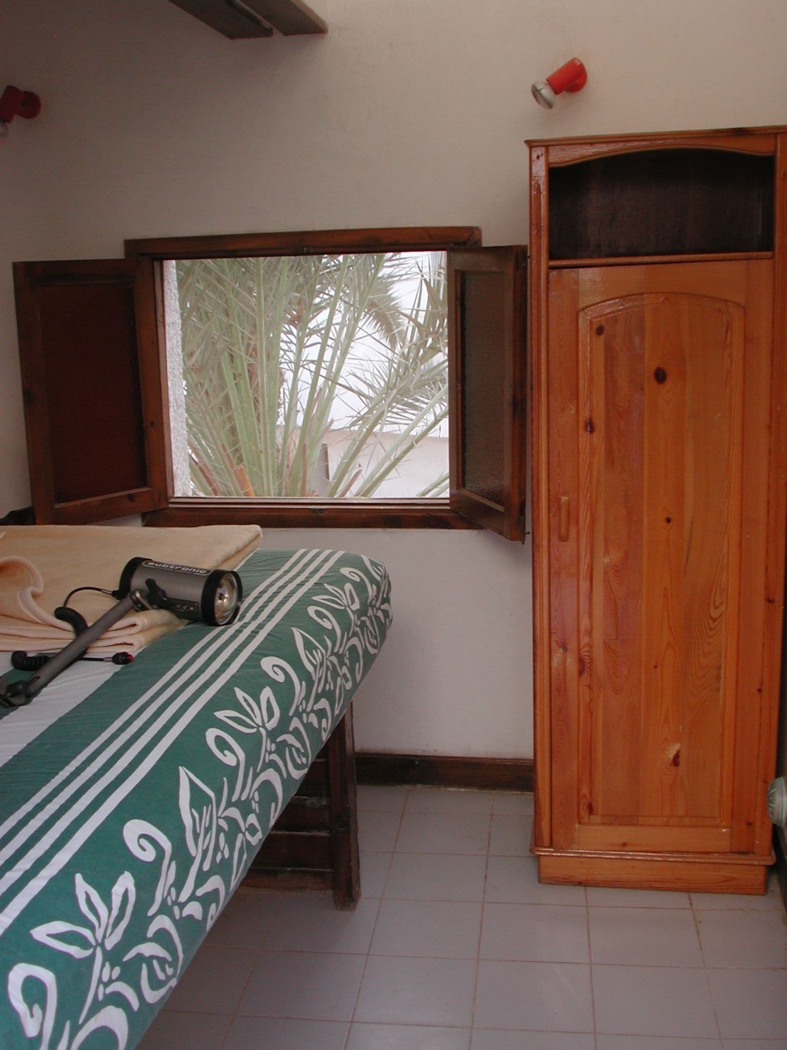 basic double room, shared bathroom (backpacker) | bed sheets