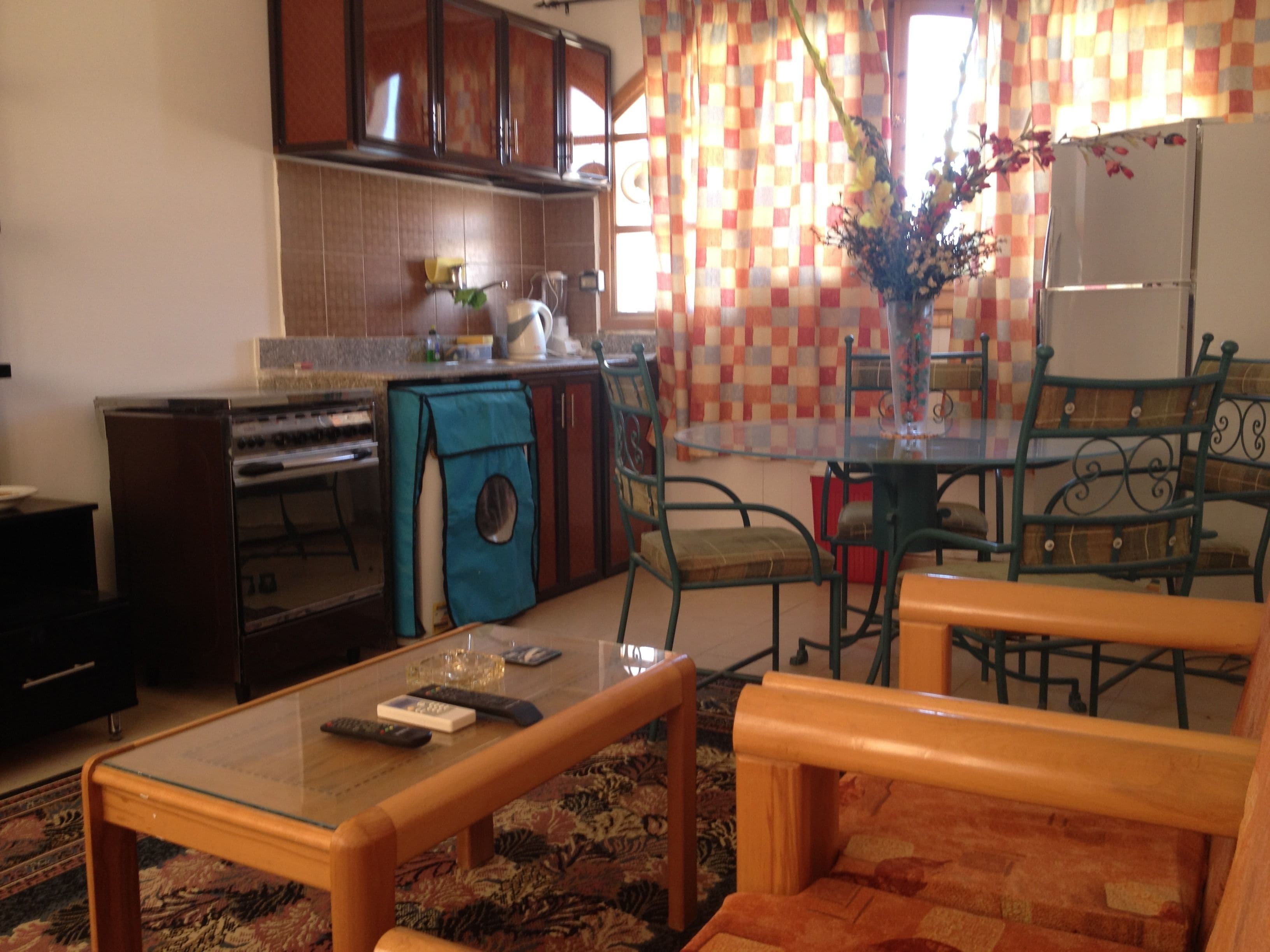 studio suite, 3 bedrooms, smoking, partial sea view | living room