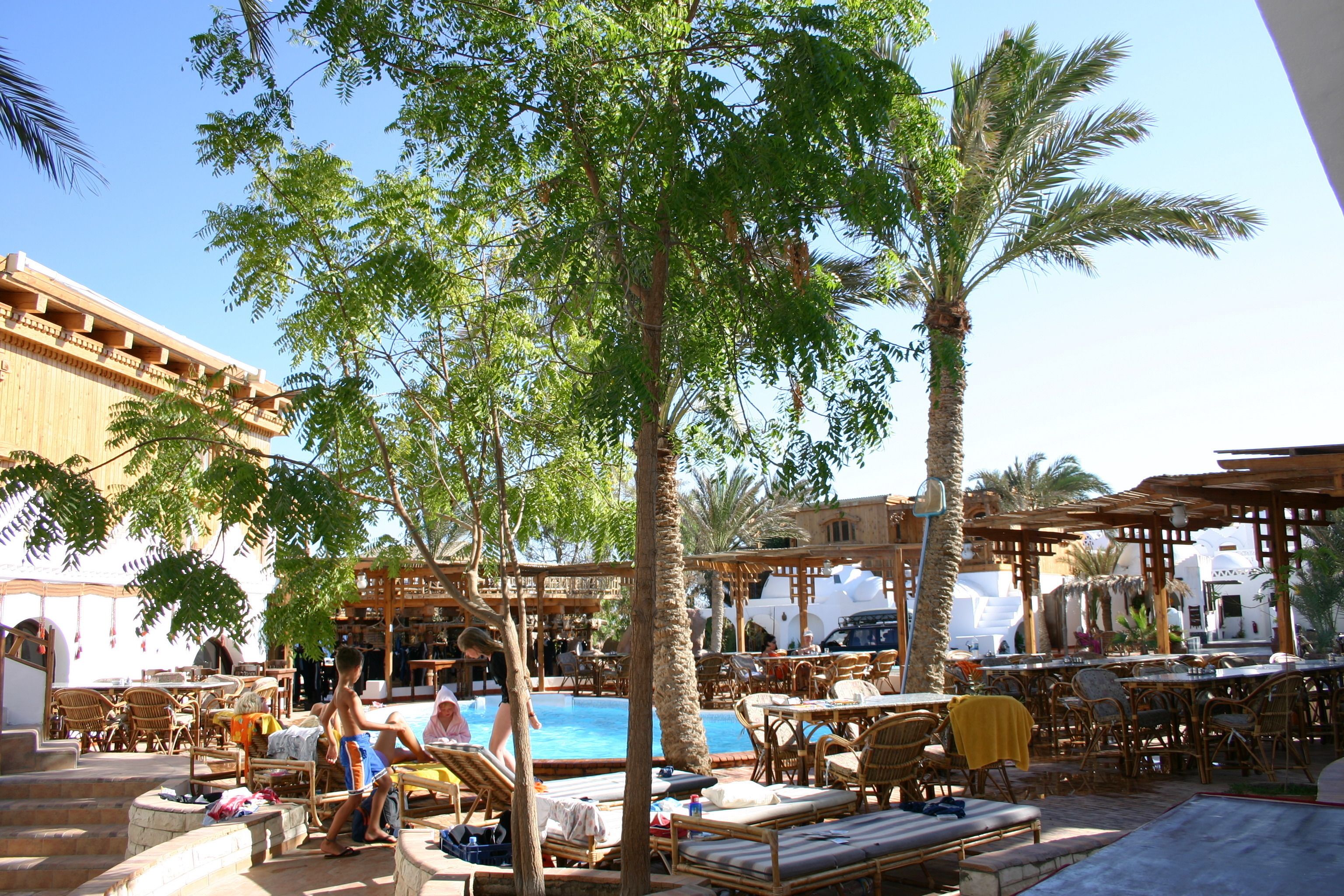 Szabadtéri medence, napernyők és napozóágyak