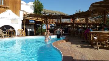 Outdoor pool, pool umbrellas, sun loungers