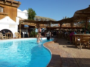 Utendørsbasseng, bassengparasoller og solsenger