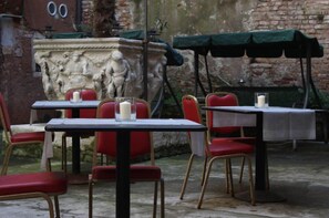 Outdoor dining - Residenza Della Spada (Venice)