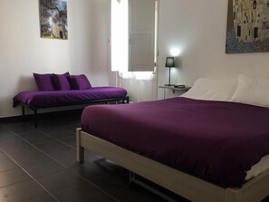 Chambre Triple Standard (with extra bed) | Literie de qualité supérieure, bureau, Wi-Fi gratuit, draps fournis