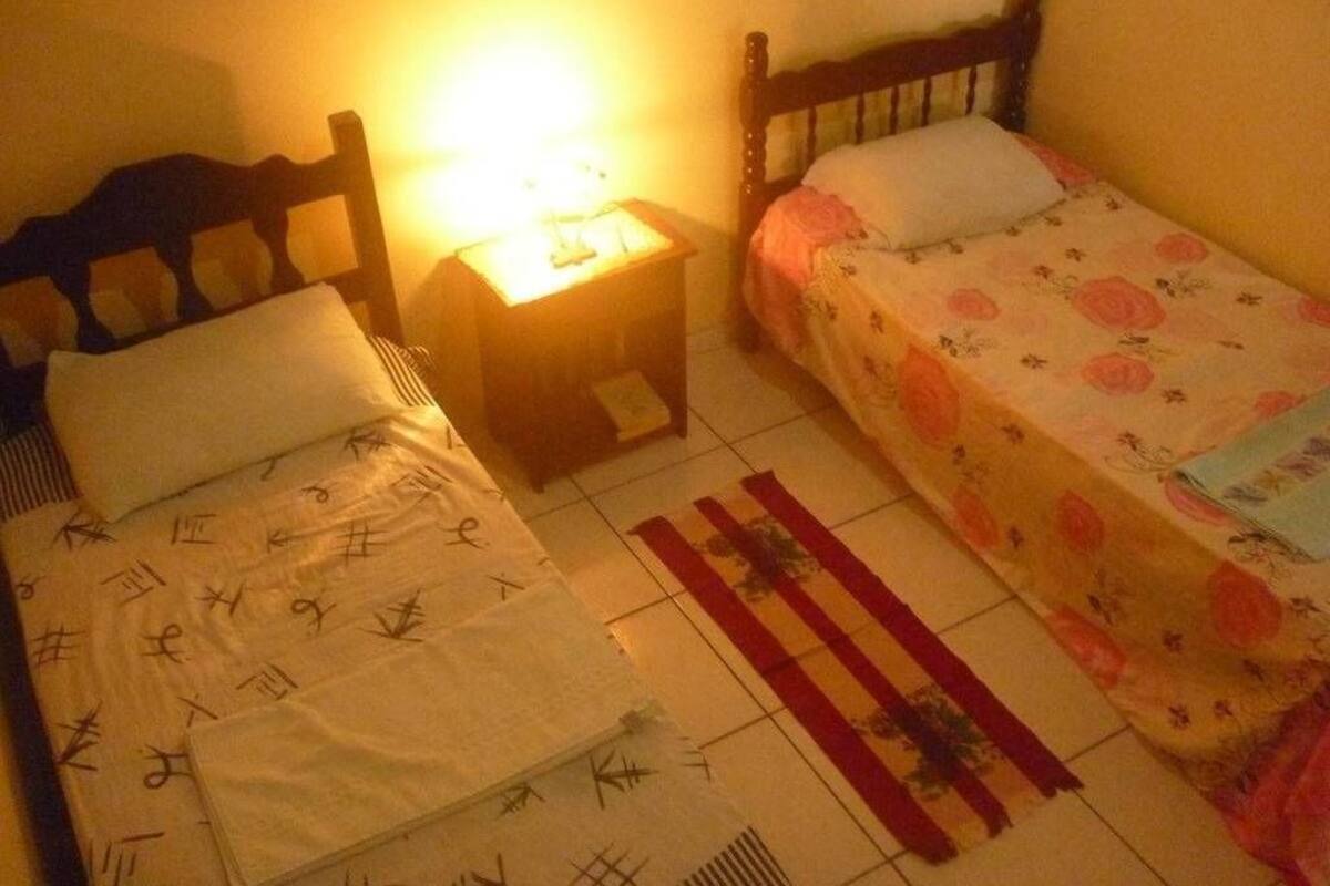 Chambre avec lits jumeaux | Lits bébé (gratuits), Wi-Fi gratuit
