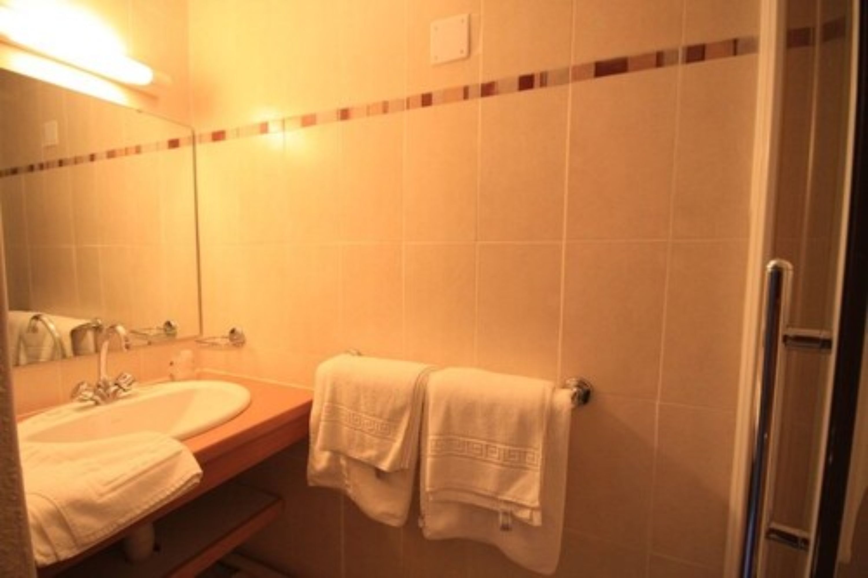 standard double or twin room | bathroom sink