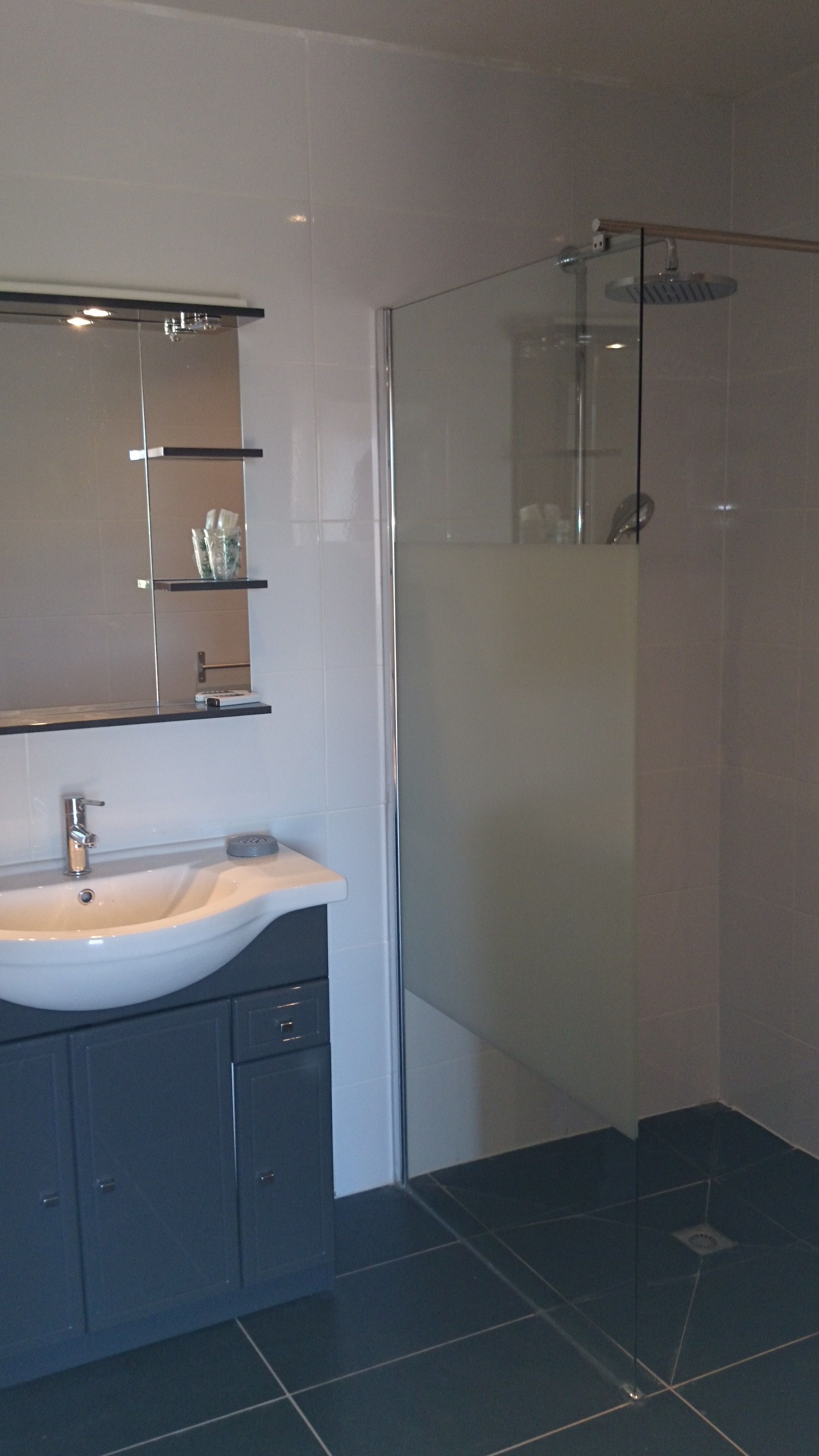 comfort double or twin room, garden view | bathroom | shower, towels