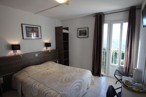 Standard Double or Twin Room | Peralatan tempat tidur premium, peti besi dalam bilik, meja 