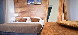 Kamar Double atau Twin Premium | Seprai premium, brankas, meja kerja, dan setrika/meja setrika