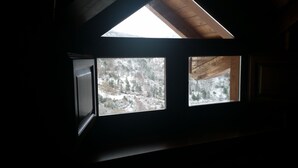 A room with a sloped ceiling and two windows. - B&B Il Ghiro - Country House (Mormanno)