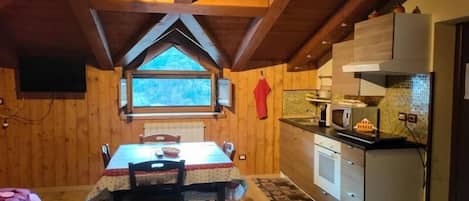 Suite Studio Supérieure, plusieurs lits, cuisine, côté jardin | Cuisine privée | Cafetière/bouilloire, bouilloire électrique