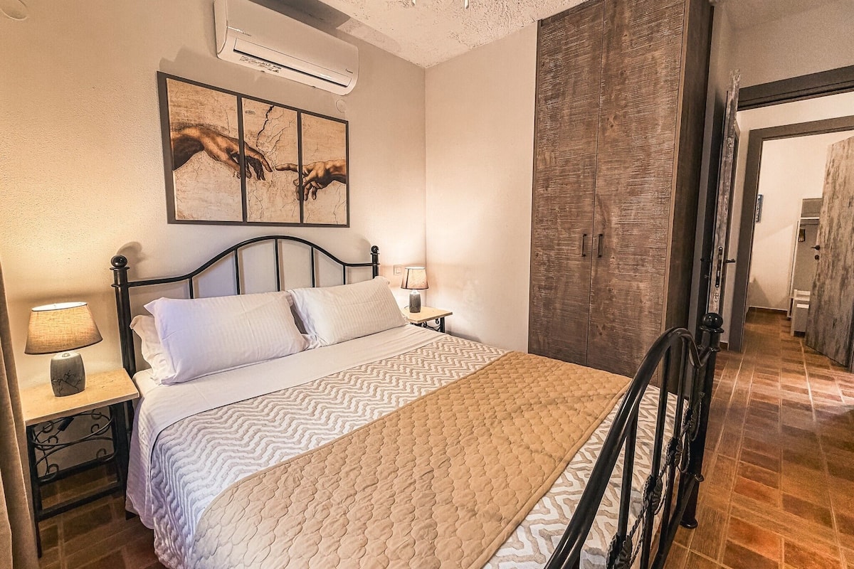 Ropa de cama de alta calidad y caja de seguridad en la habitación