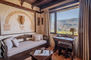 Ropa de cama de alta calidad y caja de seguridad en la habitación 