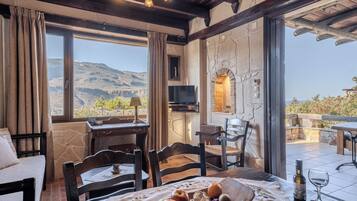 Suite Sea View | Ropa de cama de alta calidad y caja de seguridad en la habitación