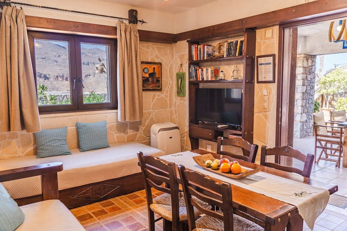 Ropa de cama de alta calidad y caja de seguridad en la habitación