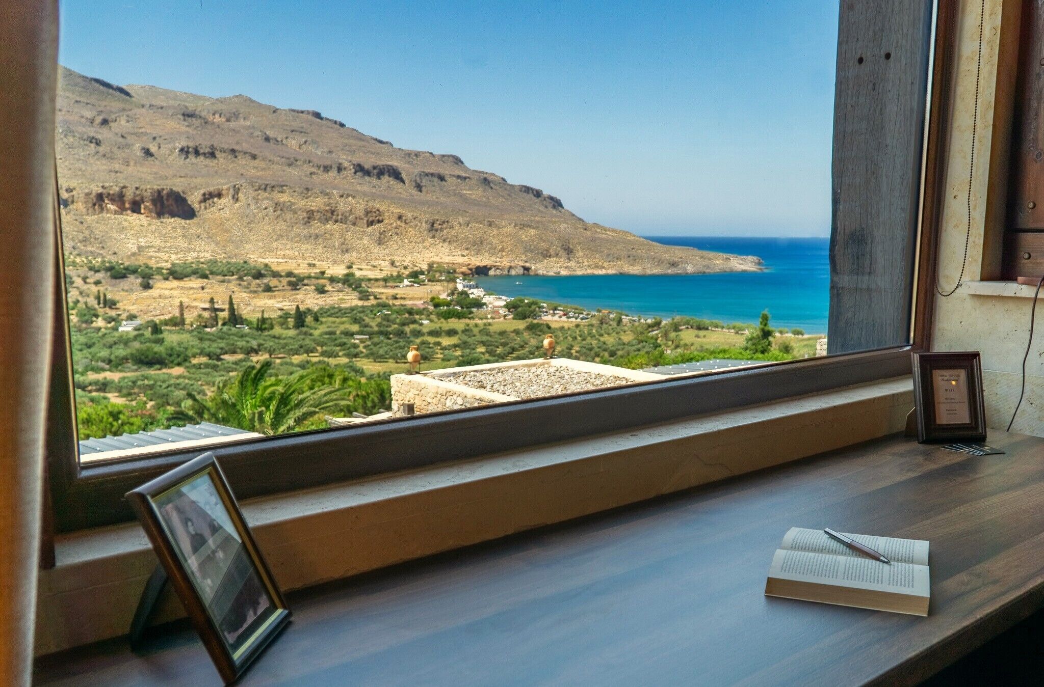 Deluxe Suite Sea View | Premium bedding, in-room safe, individually decorated