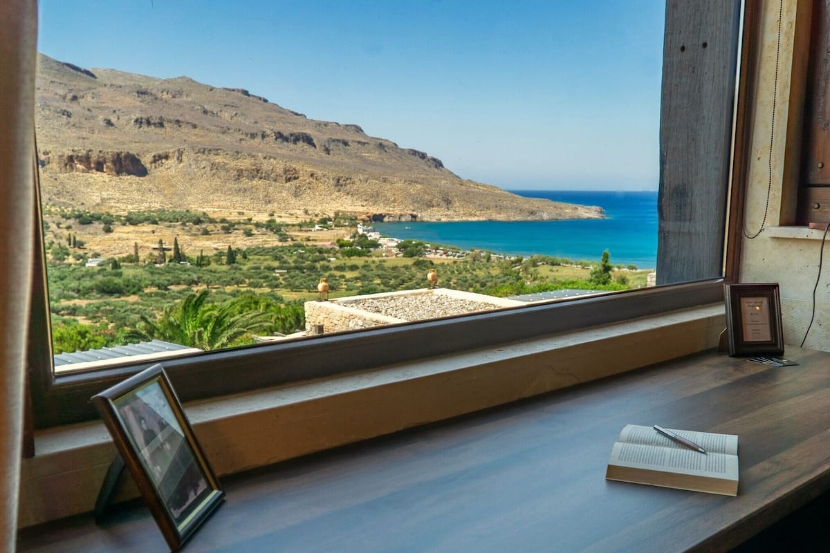 Deluxe Suite Sea View | Premium bedding, in-room safe, soundproofing, iron/ironing board