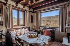 Deluxe Suite Sea View | Ylelliset vuodevaatteet, tallelokero huoneessa