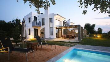 Outdoor pool, pool umbrellas, sun loungers