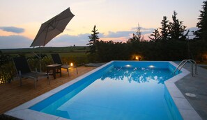 Piscina a l'aire lliure, para-sols i gandules 