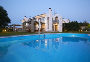 Piscina a l'aire lliure, para-sols i gandules 