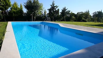 Piscine extérieure, parasols de plage, chaises longues