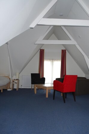 Quadruple Room | Living room | Flat-screen TV - Hotel Restaurant Noordooster (Delfzijl)