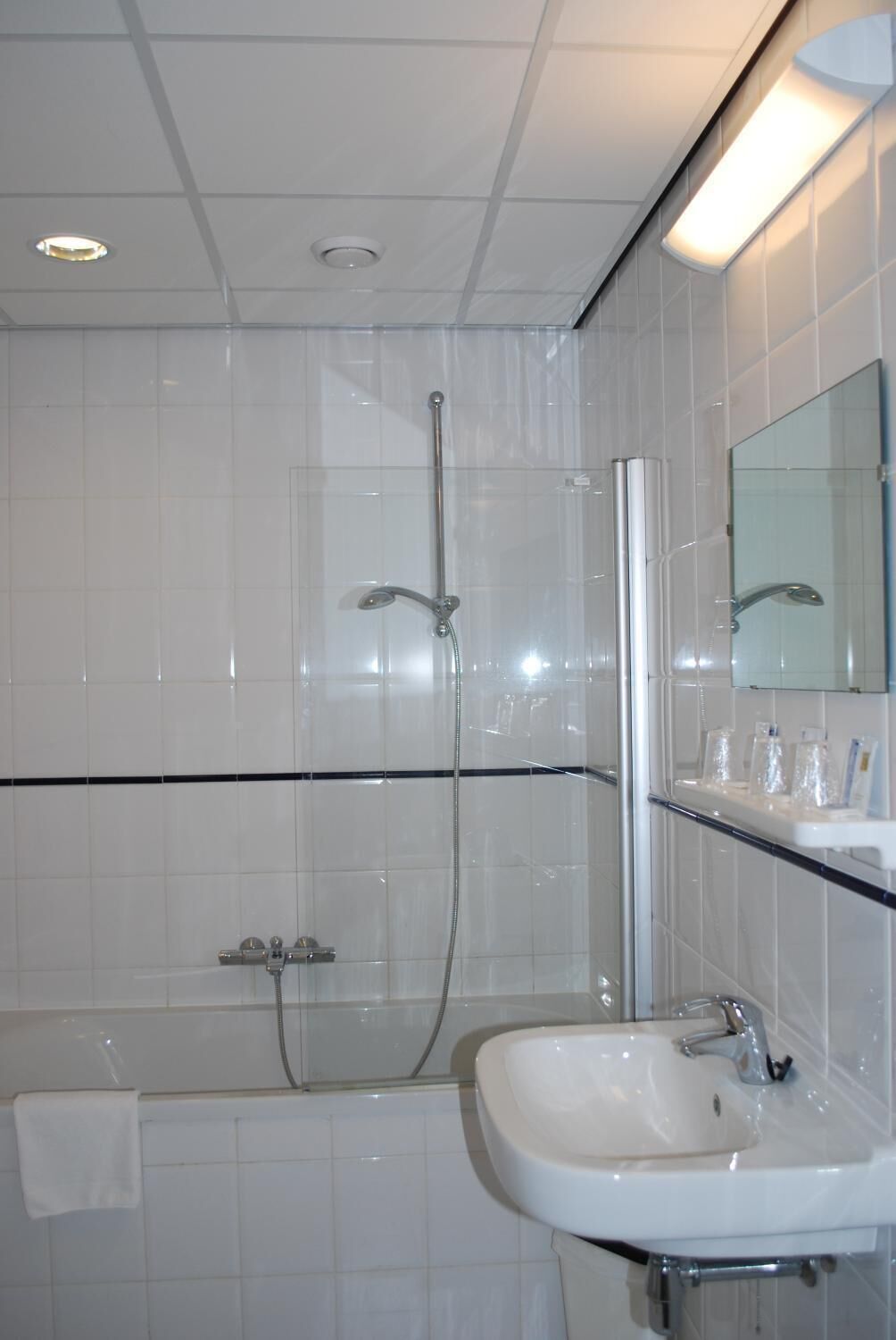 Amenidades de baño gratuitas, secadora de cabello, toallas 